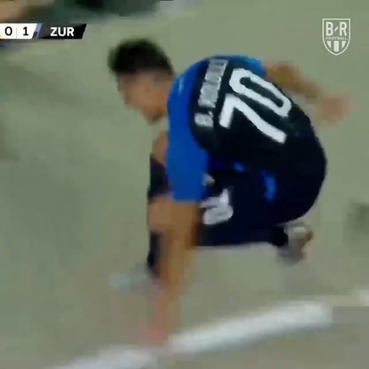 An mung ban thang qua 'nhiet', cau thu lot thom xuong ham san bong hinh anh