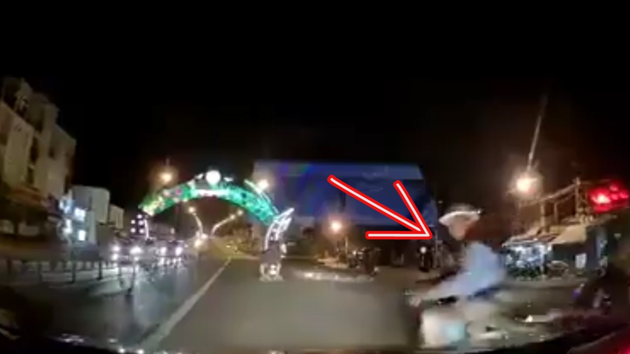 Quay lai chui boi tai xe oto, nguoi dan ong dam sam vao via he hinh anh