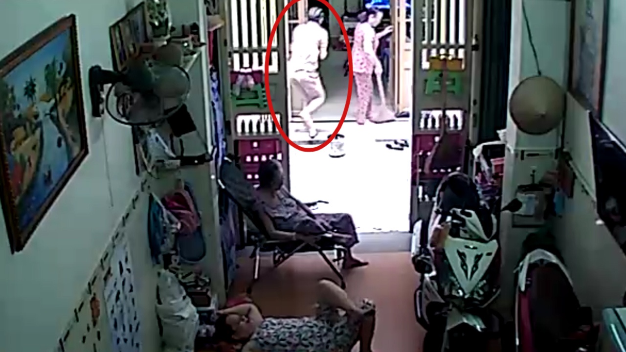 Trom vao tan nha giat do khi chu nha dang quet rac hinh anh