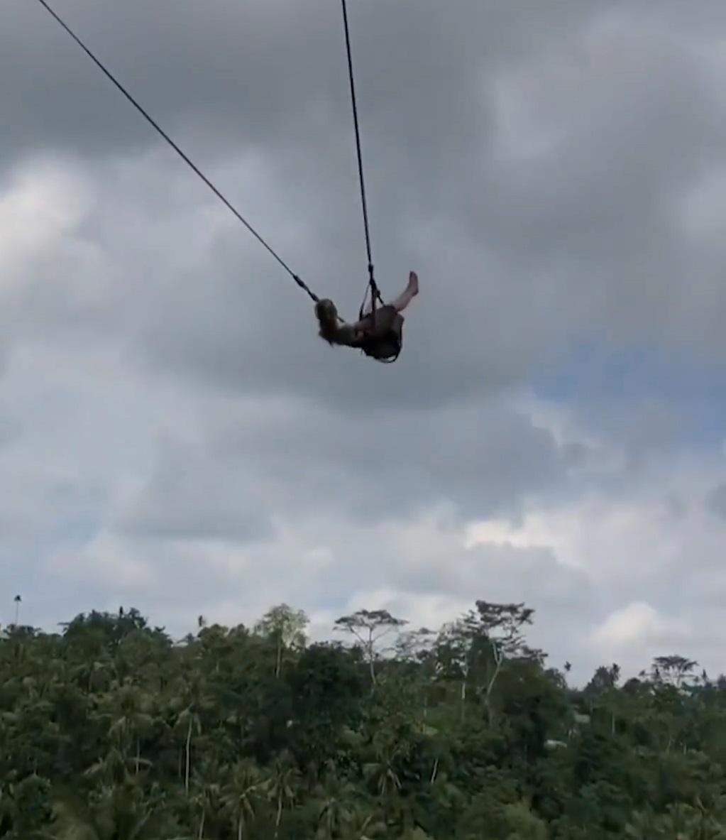 Xich du giup du khach bay bong tren dinh rung o Bali, Indonesia hinh anh