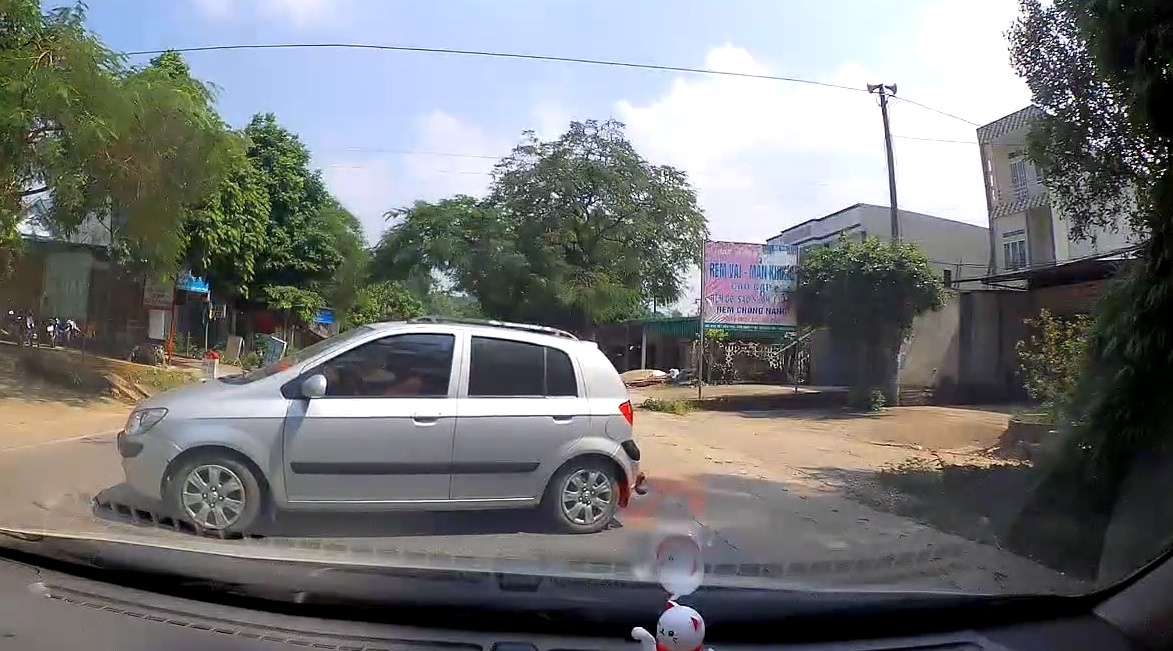 Oto bat ngo lui ngang duong suyt bi xe tai dam truc dien hinh anh