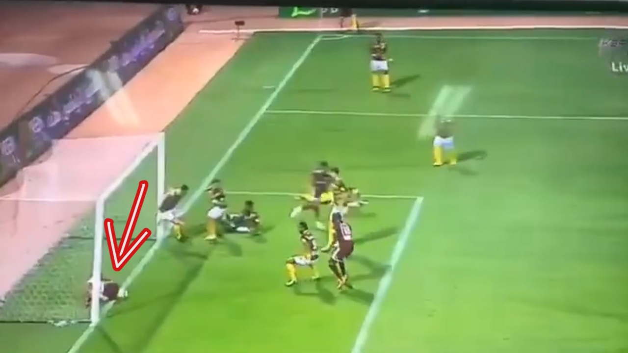 Cau thu can tro dong doi ghi ban vi nam truoc cau mon doi phuong hinh anh