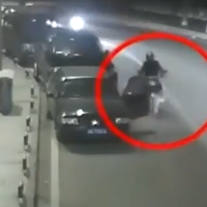 Nhung tai nan nguy hiem khi mo cua xe oto hinh anh