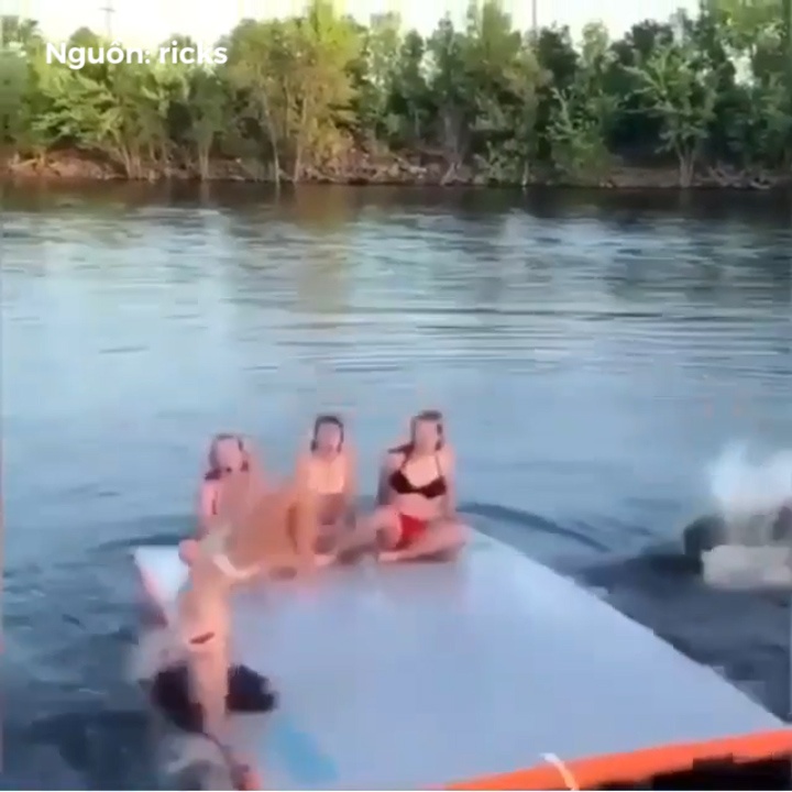 Bat chuoc ban be lon nhao, co gai nga cam mat suyt gay co hinh anh