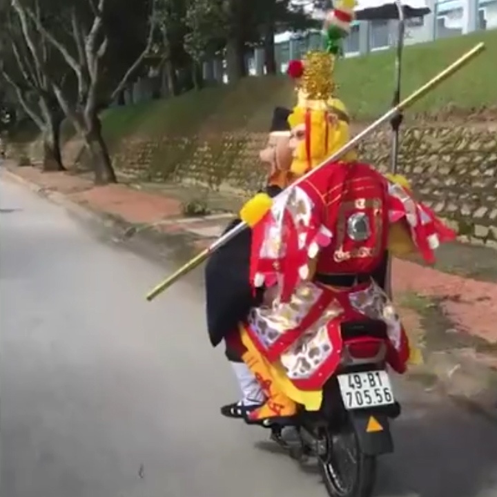 Hai nguoi dong gia Ton Ngo Khong va Bat Gioi len Da Lat 'thinh kinh' hinh anh