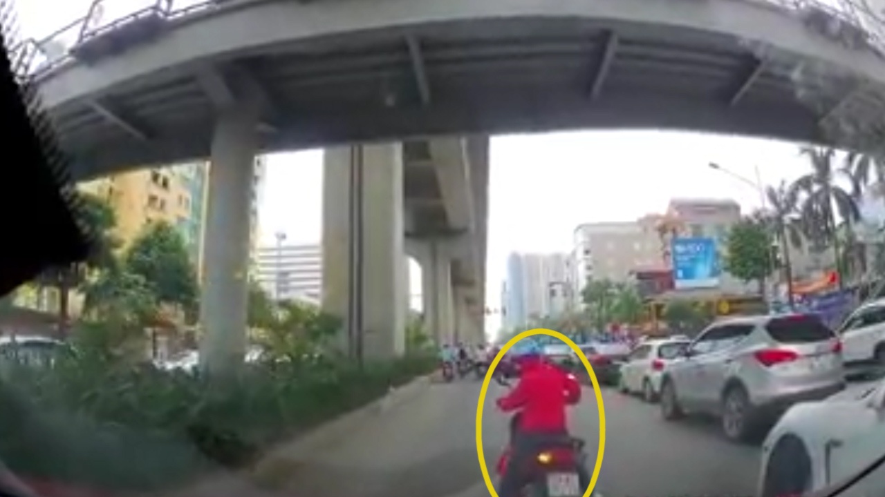 Chuyen lan nhanh, nguoi phu nu suyt bi oto tong nga hinh anh