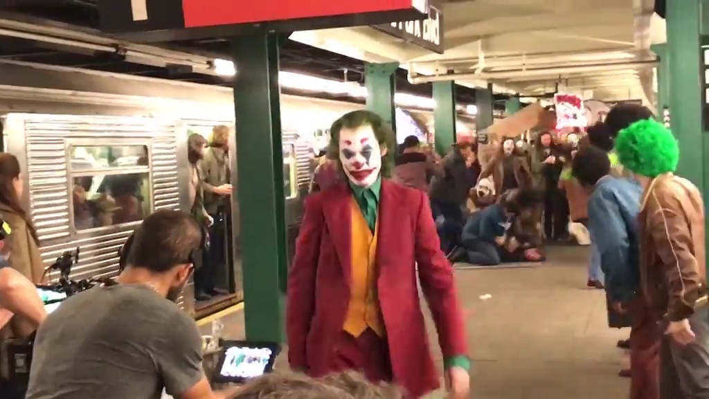 Lo them canh quay moi cua The Joker khi xuong tau dien ngam o My hinh anh