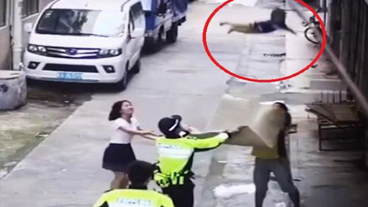 Canh sat hung em be roi xuong tu tang 2 tai Trung Quoc hinh anh