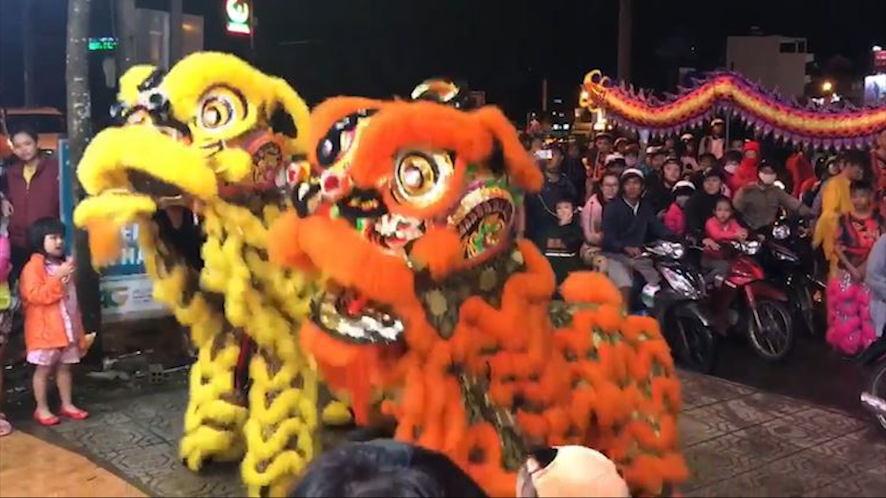 Man mua lan vui nhon tren nen nhac Big Bang hinh anh