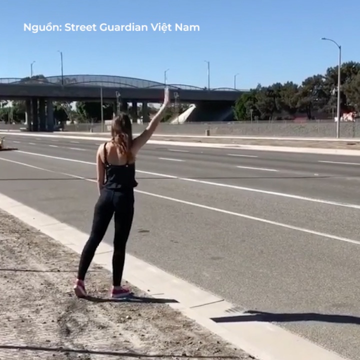 Theo chan co nang xinh dep thu bat taxi sieu sang o Dubai hinh anh