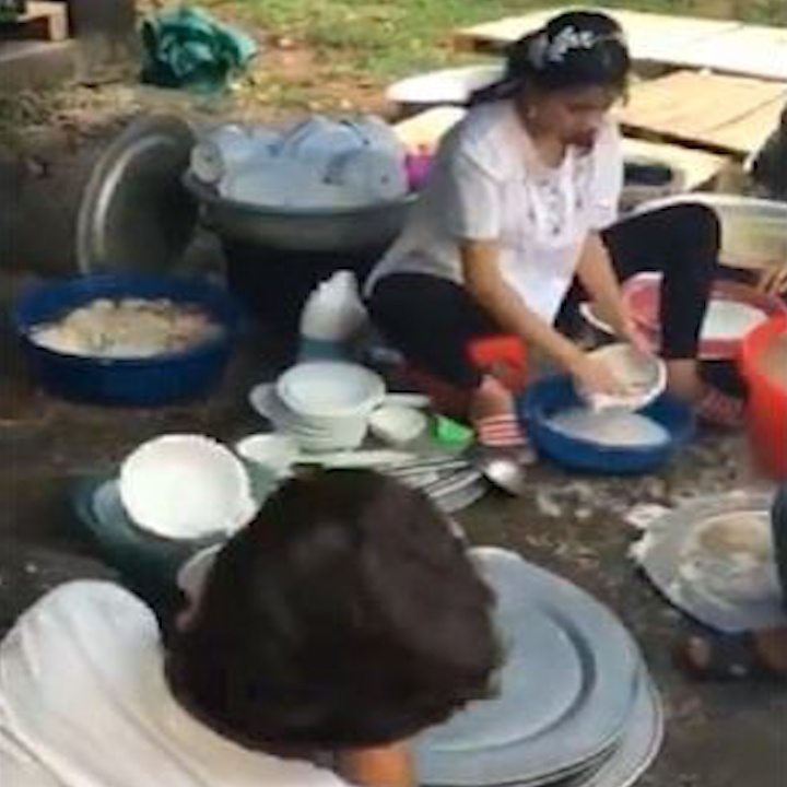 Chong cam mic hat, ninh vo rua bat khien dan mang tranh cai hinh anh