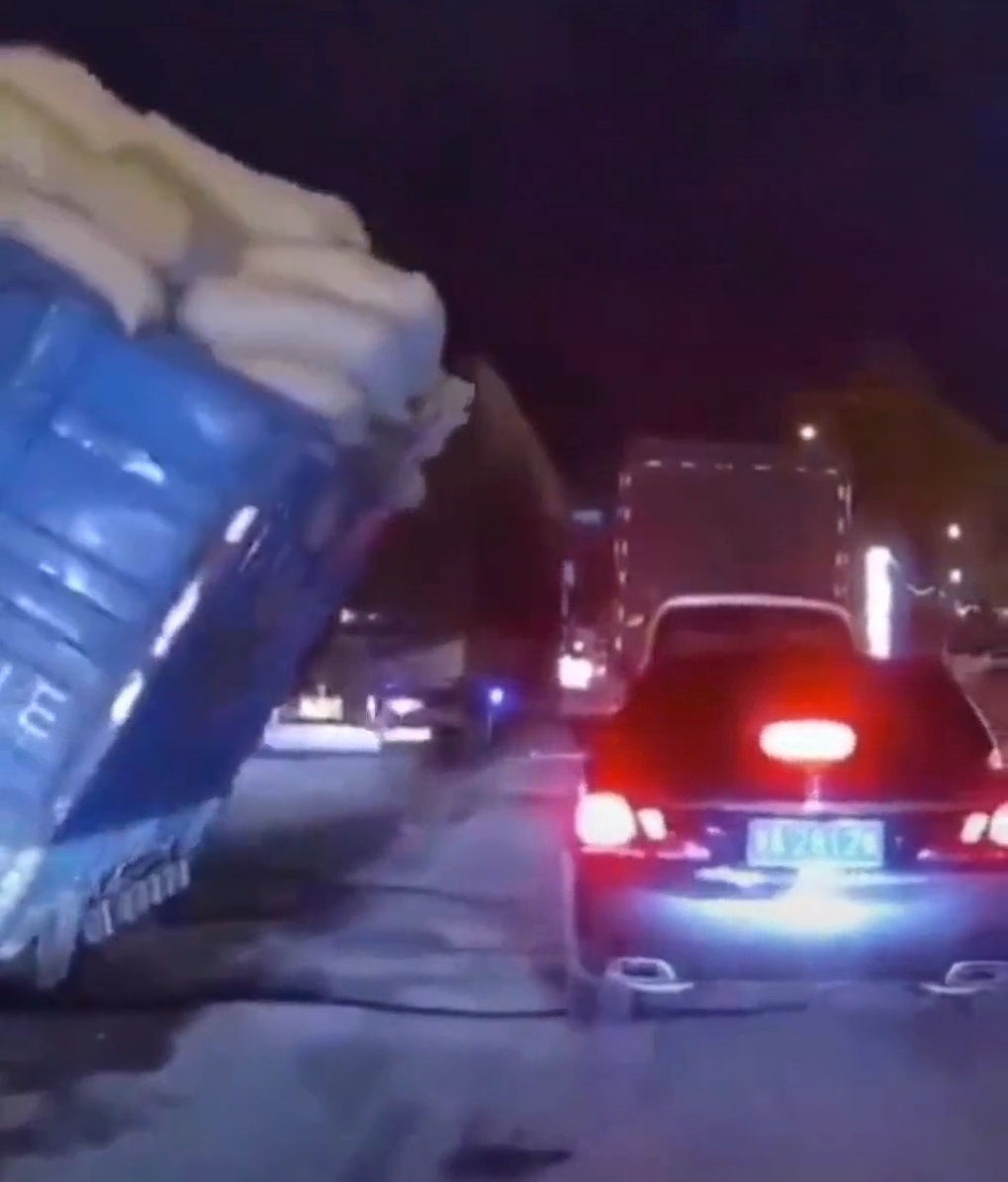 Oto suyt lat vi cho hang hoa qua tai trong hinh anh