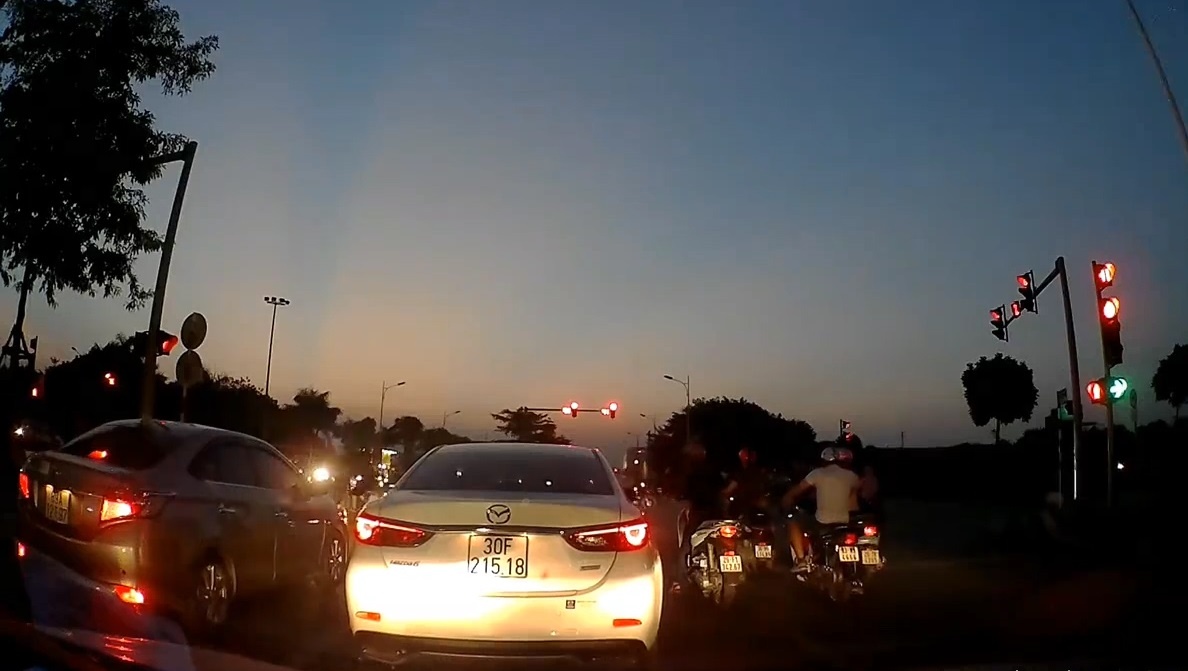 Khong phanh khi doi den tin hieu, oto troi xe vao dau xe sau hinh anh