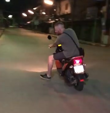 Bieu dien om cua bang xe may, khach Tay te lon nhao hinh anh