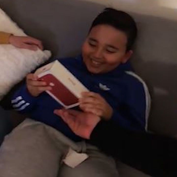 Tro lua tang iPhone vao ngay sinh nhat khien cau be cuoi kho hinh anh