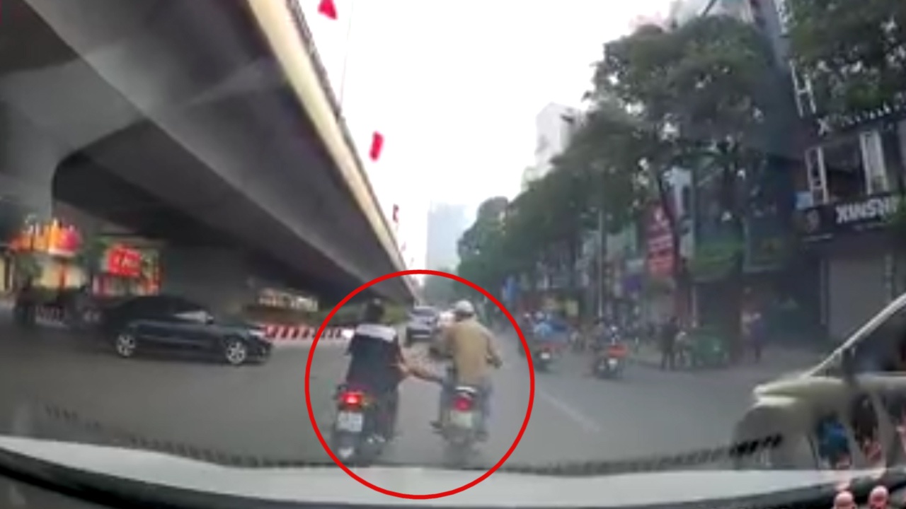 Chuyen lan bat ngo, chang trai bi cho an dap giua duong hinh anh