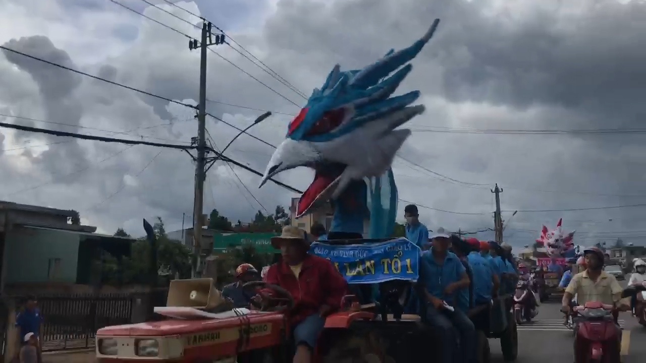 Hai huoc doan rong Trung Thu 'lai giong' voi chim, gau truc o Dak Lak hinh anh