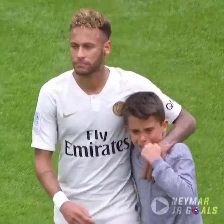 Neymar an can vo ve cau be khoc vi minh hinh anh