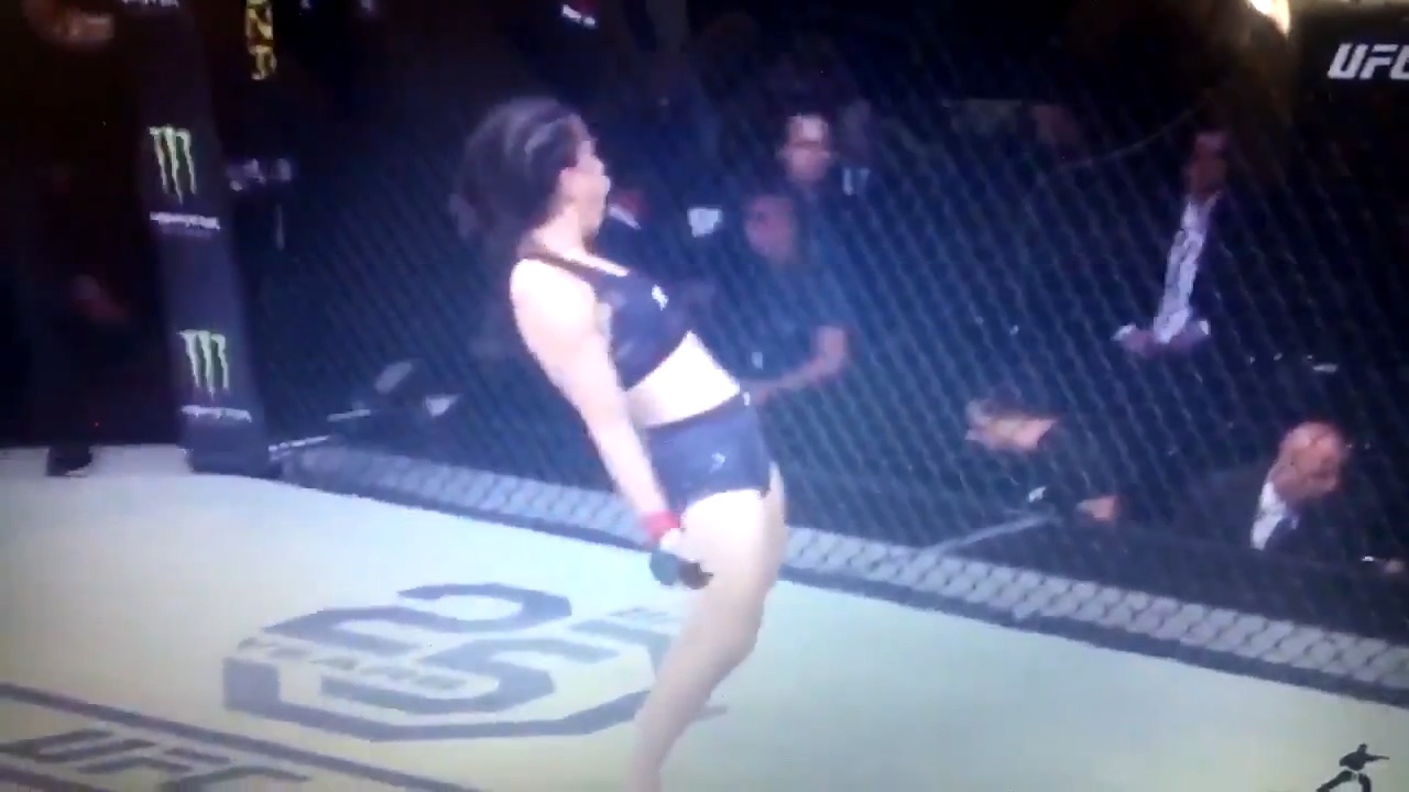 Nu vo si an mung nhu Ronaldo sau khi ha guc doi phuong hinh anh