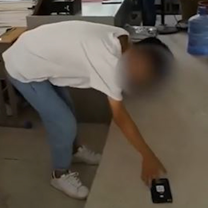 Thay giao gay buc xuc khi phat hoc sinh tu dap vo dien thoai hinh anh