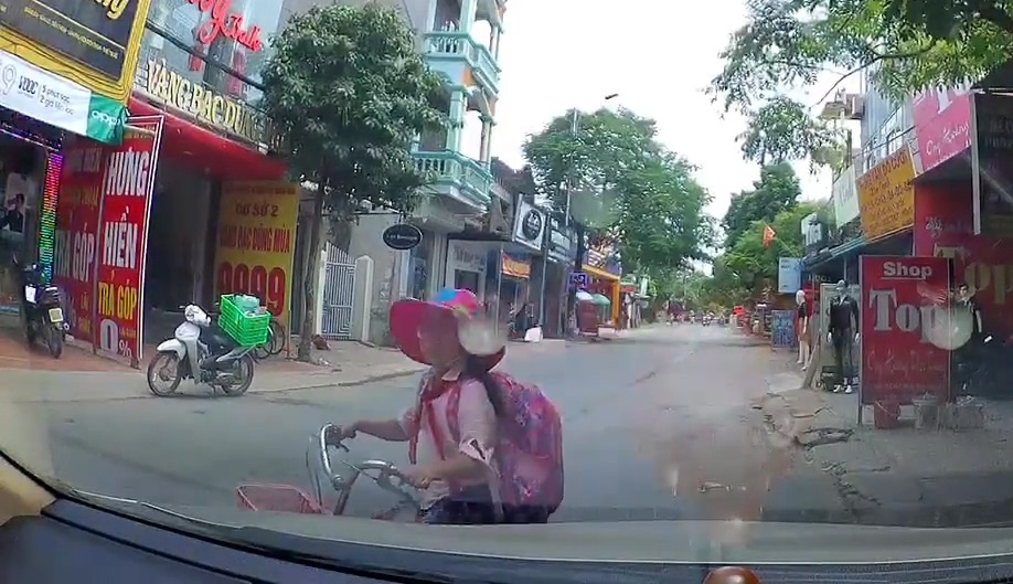 Dap xe di hoc nguoc chieu, em be bi xe may dam trung hinh anh