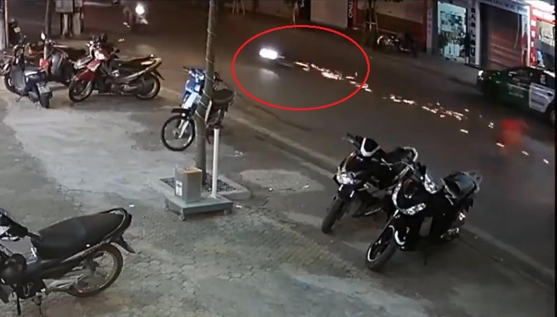 Thanh nien phong voi toc do 'ban tho' nga toe lua tren duong hinh anh