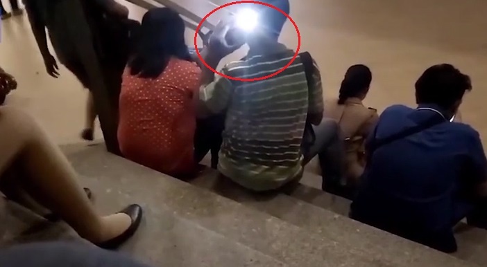 Vo nghe dien thoai, de chup len co gai mac vay o Philippines hinh anh