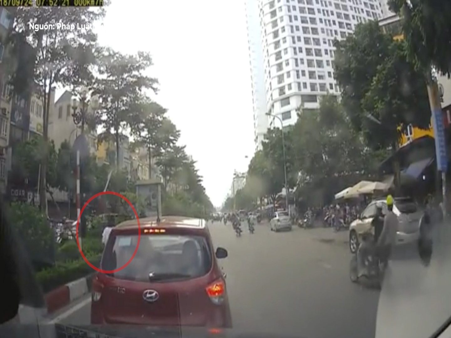 Nguoi phu nu bi 'dan mat' do than nhien dung do tren duong hinh anh