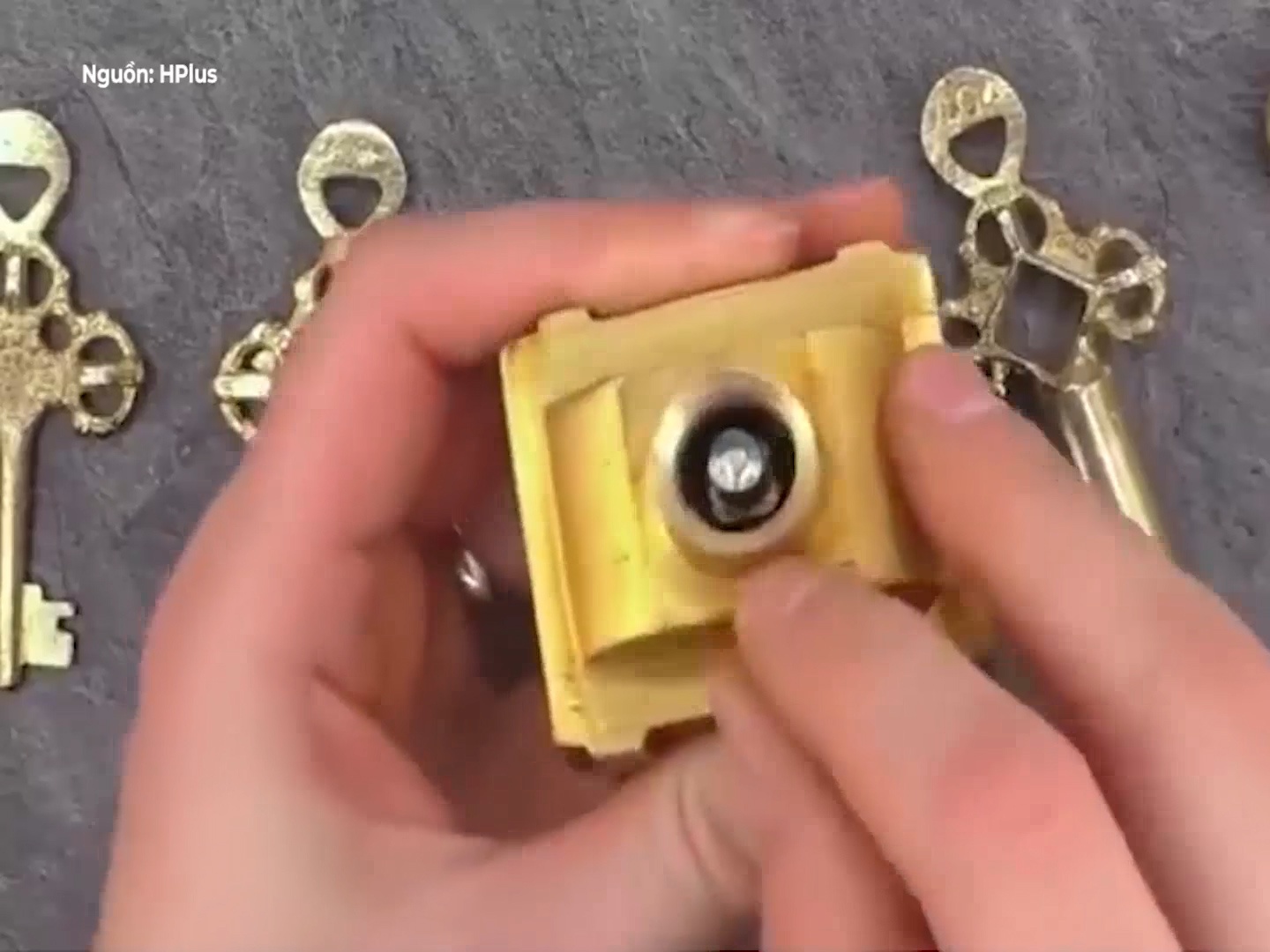 O khoa thach thuc moi ten trom hinh anh