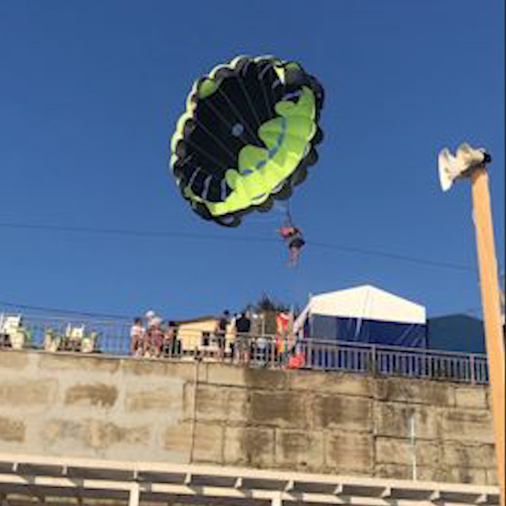 Hai du khach vuong vao day dien, khi choi du luon hinh anh