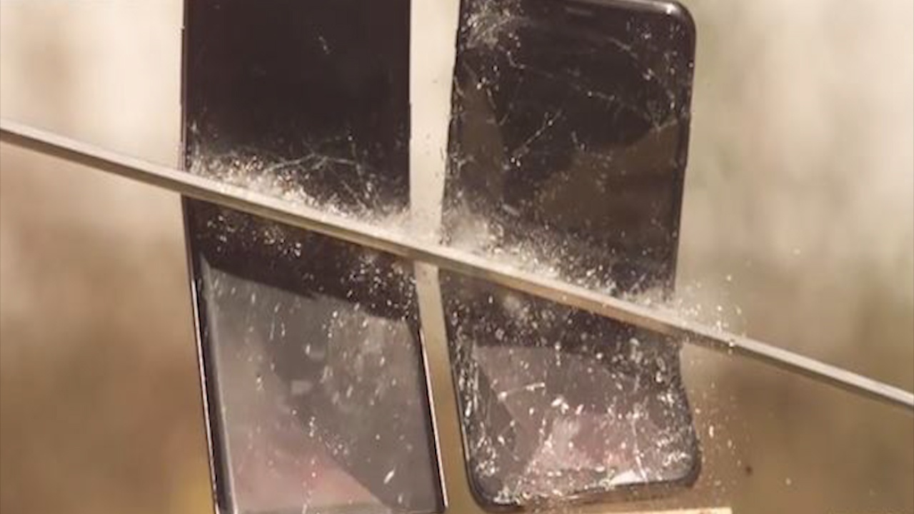 Chem nat Galaxy Note 9 va iPhone XS Max bang kiem Nhat hinh anh