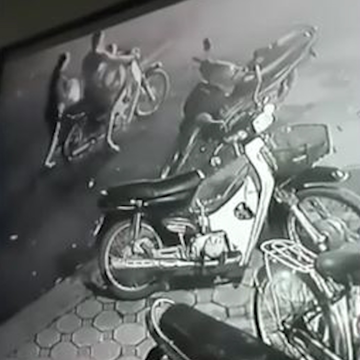 Oto phong au, cuon nguoi phu nu 'bay' ve phia sau hinh anh