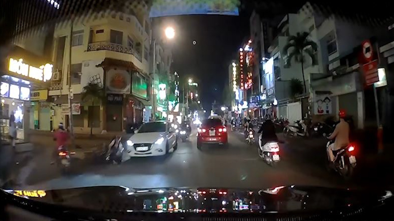 Hai nguoi may man thoat chet ngay truoc mui oto hinh anh