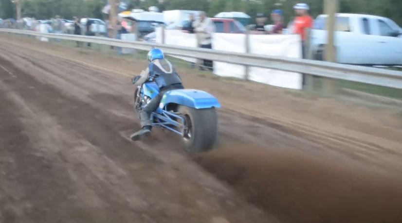 Man lai moto 'cuc ngau' cua chang trai tren dat ruong hinh anh