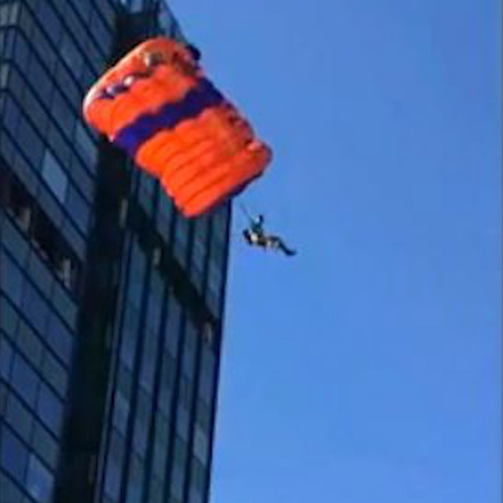 Nguoi dan ong nhay du tu toa nha cao 19 tang nhung that bai dau don hinh anh