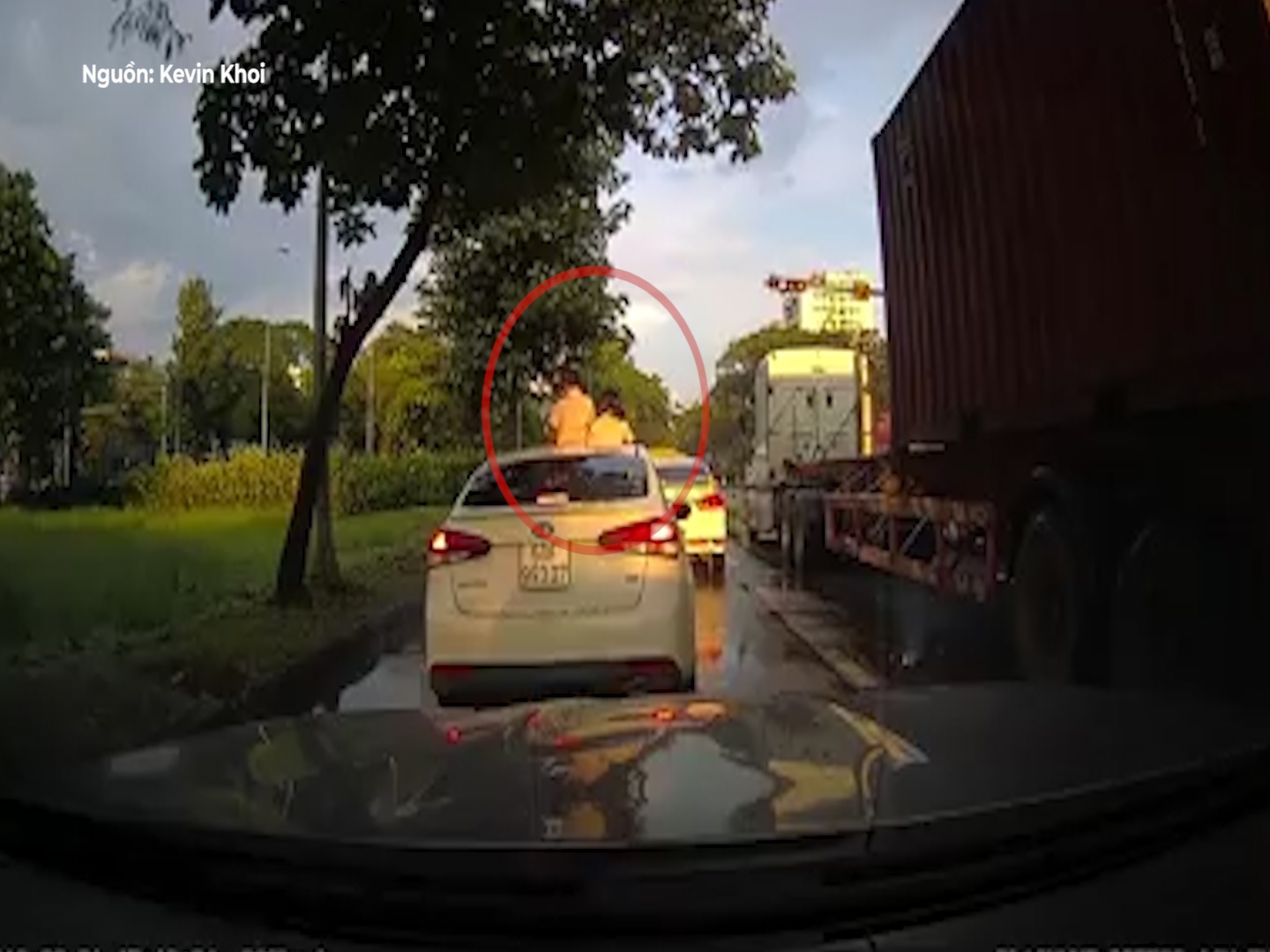 Ba me de tre con vo tu dua gion tren noc xe oto hinh anh