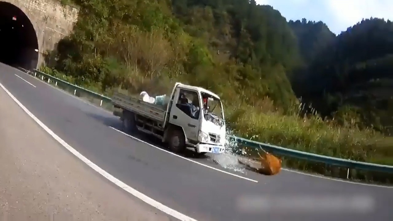 Xe tai vo kinh vi tong phai bo tren cao toc tai Trung Quoc hinh anh