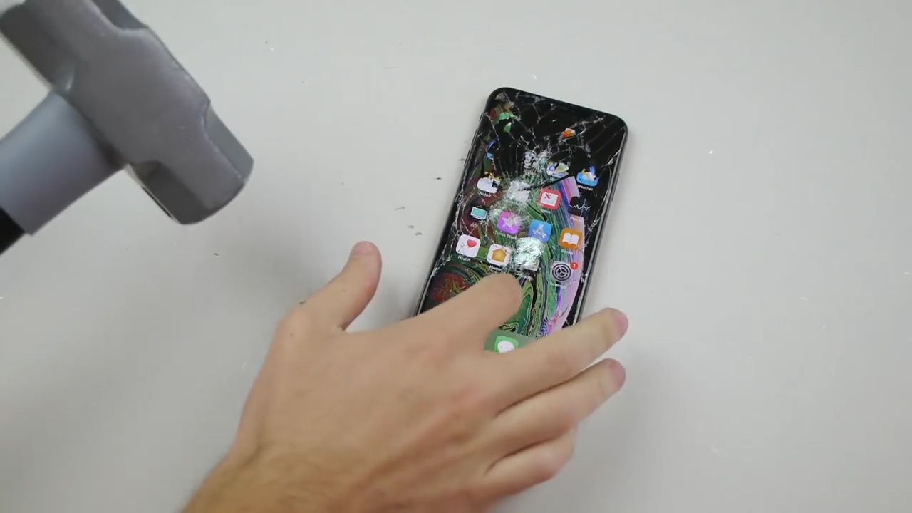 Thu nghiem dung dao, bua dap tan nat iPhone XS Max hinh anh