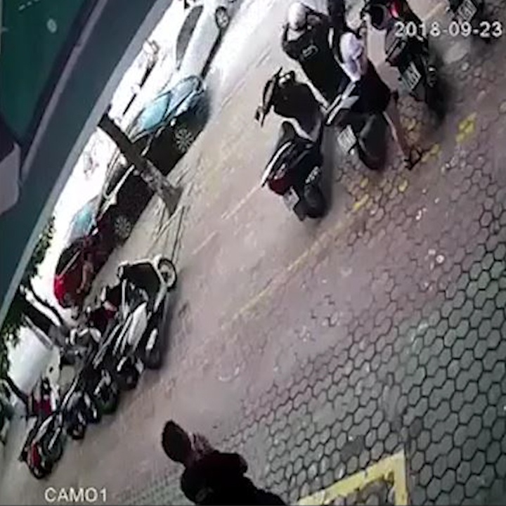 Tai xe thoat chet hy huu khi oto bi xe khac no lop tong hinh anh