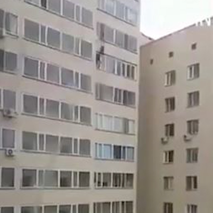 Bat duoc em be roi tu tang 10 qua cua so chung cu hinh anh