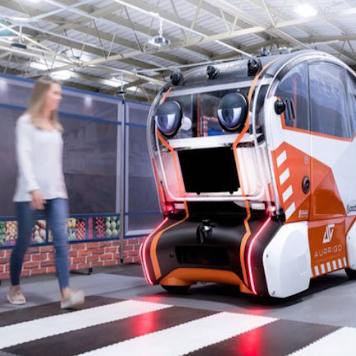 Xe tu lai co mat, giao tiep voi nguoi di duong hinh anh