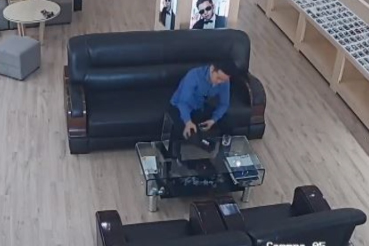 Thanh nien nhanh tay trao kinh cua minh voi cua hang roi bo di hinh anh