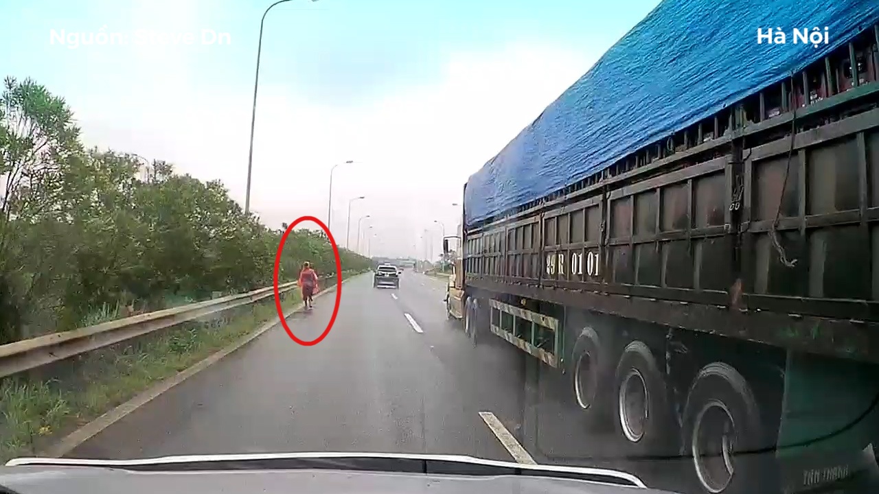 Nguoi dan ong tha bo nguoc chieu tren dai lo day xe chay nhanh hinh anh