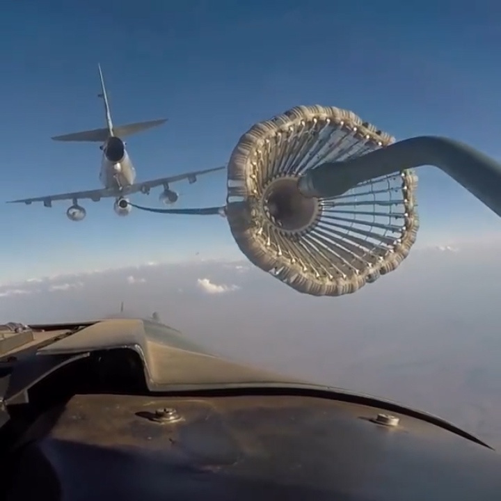 Nhin can canh cach may bay tiep xang tren bau troi hinh anh