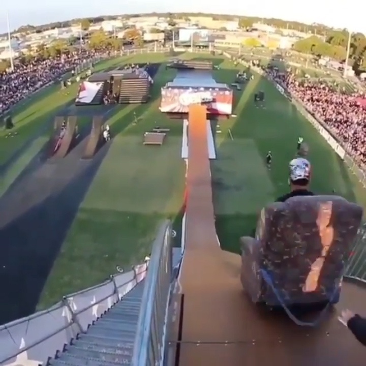 Dung ghe sofa, xe day hang de truot doc cao hon chuc met hinh anh