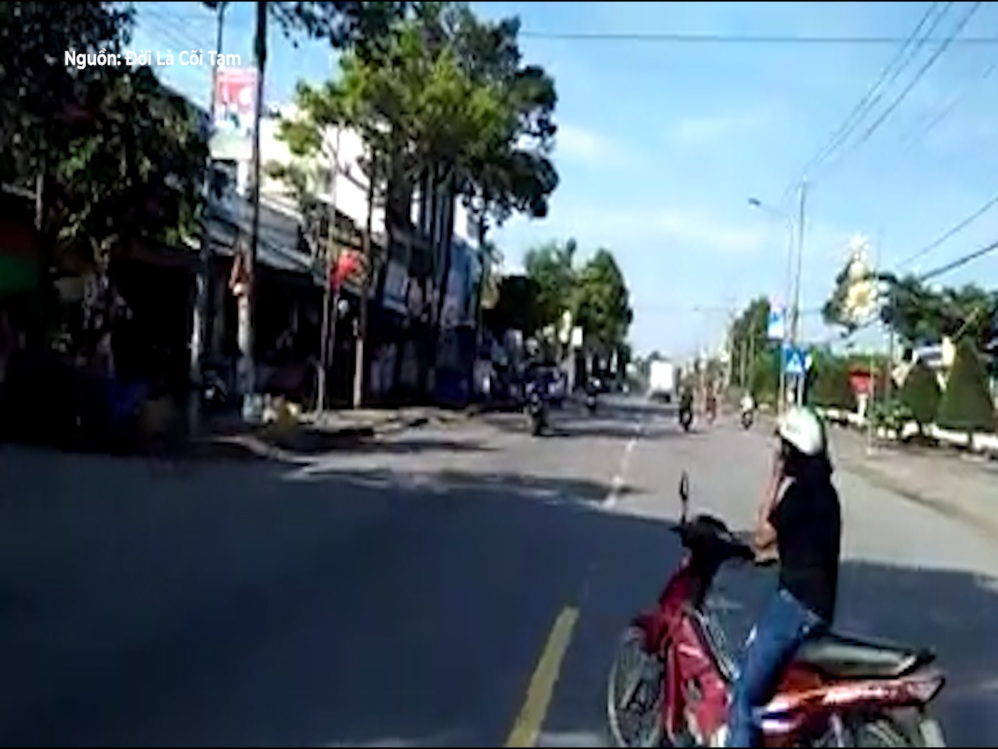 Nguoi phu nu suyt bi tong vi mai nghe dien thoai khi qua duong hinh anh