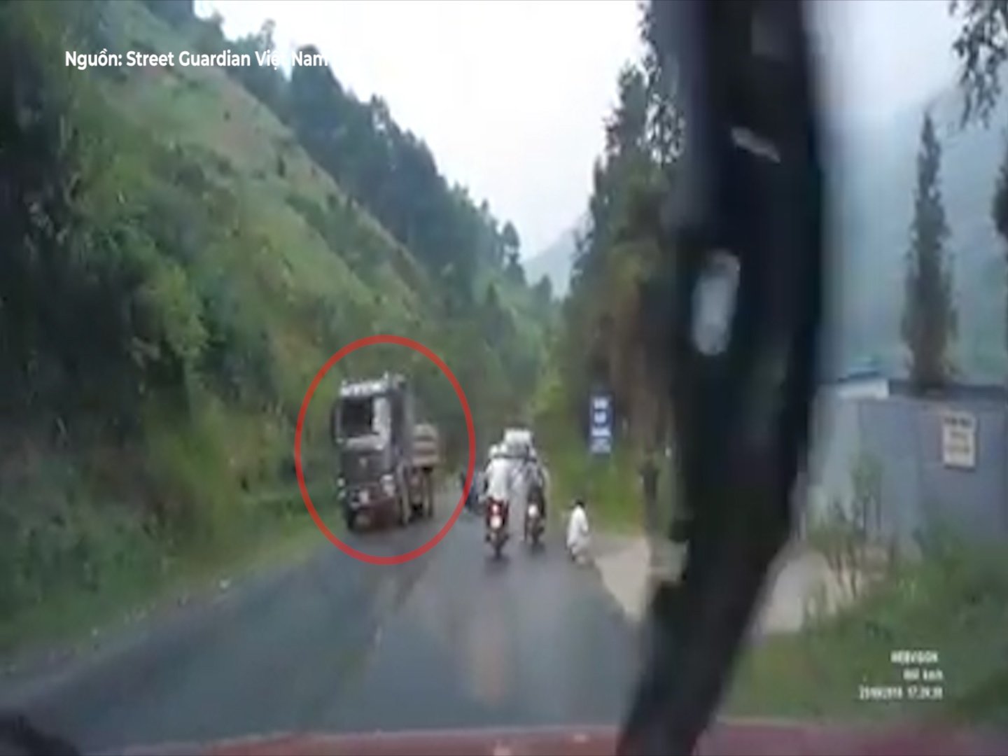 Vuot au, xe may suyt lao dau vao gam xe tai hinh anh