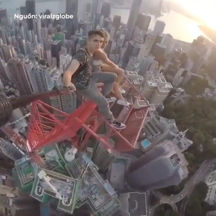 Cap tinh nhan mao hiem leo len can cau de ky niem ngay yeu hinh anh