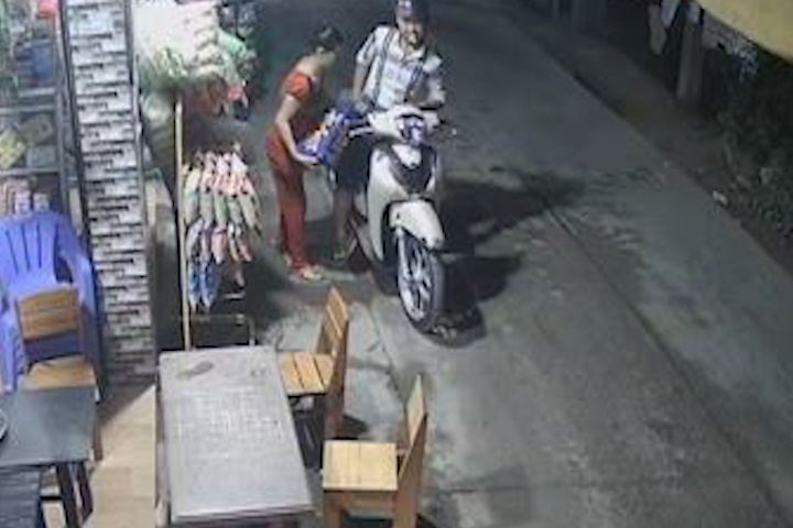 Thanh nien di xe sang mua bia khong tra tien, ro ga bo chay hinh anh