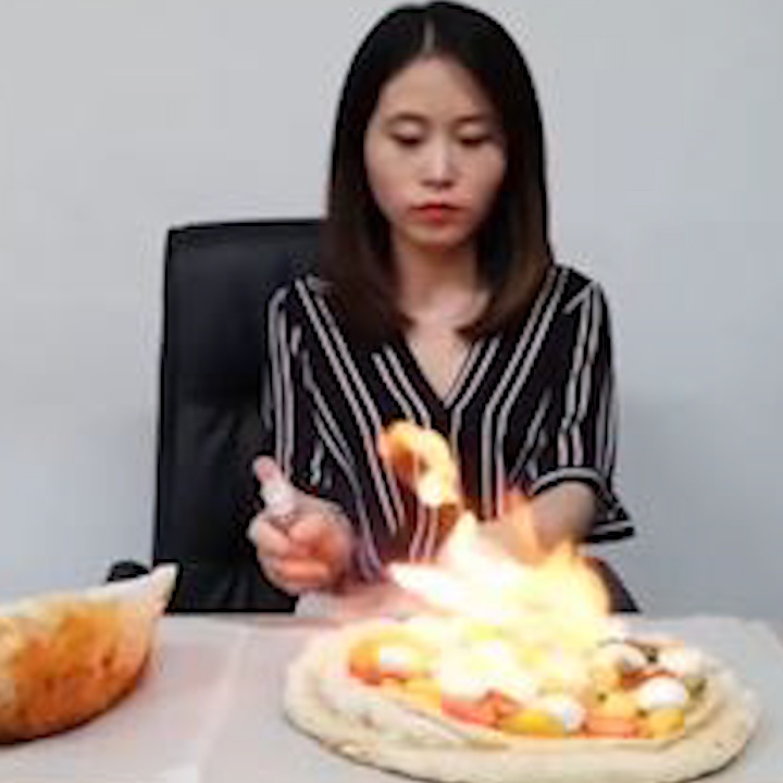 Co gai tu lam banh pizza trong van phong lam viec hinh anh